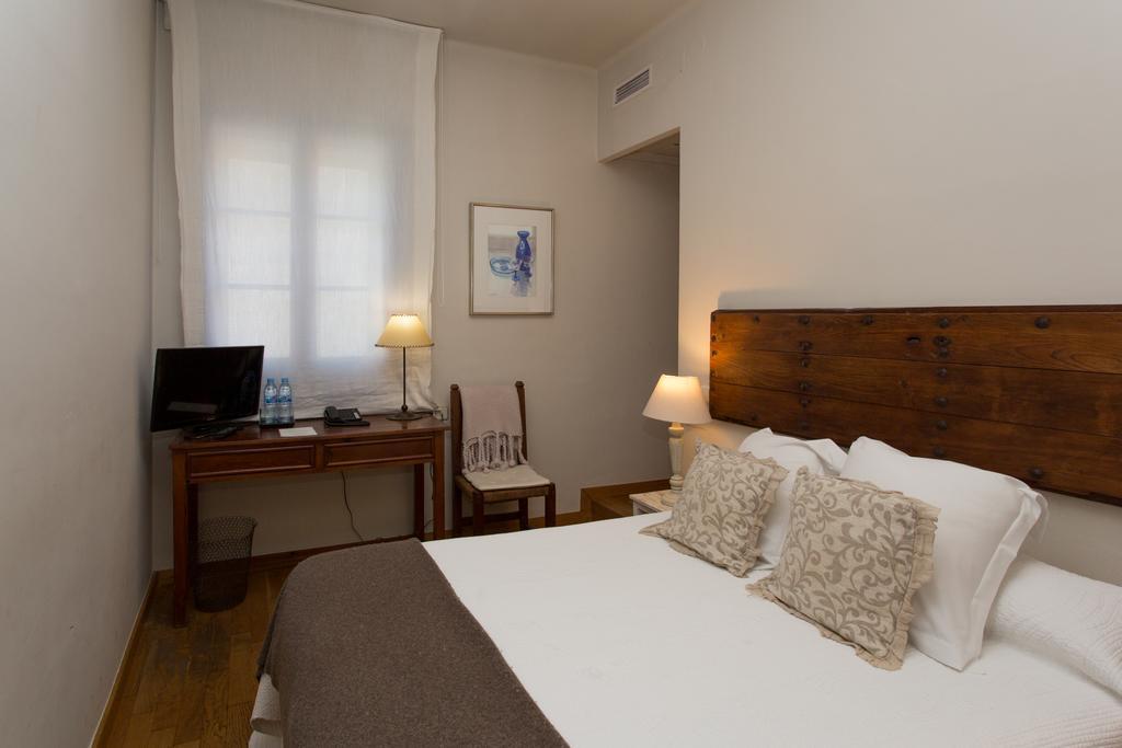 Hostal De La Placa Cabrils Bagian luar foto
