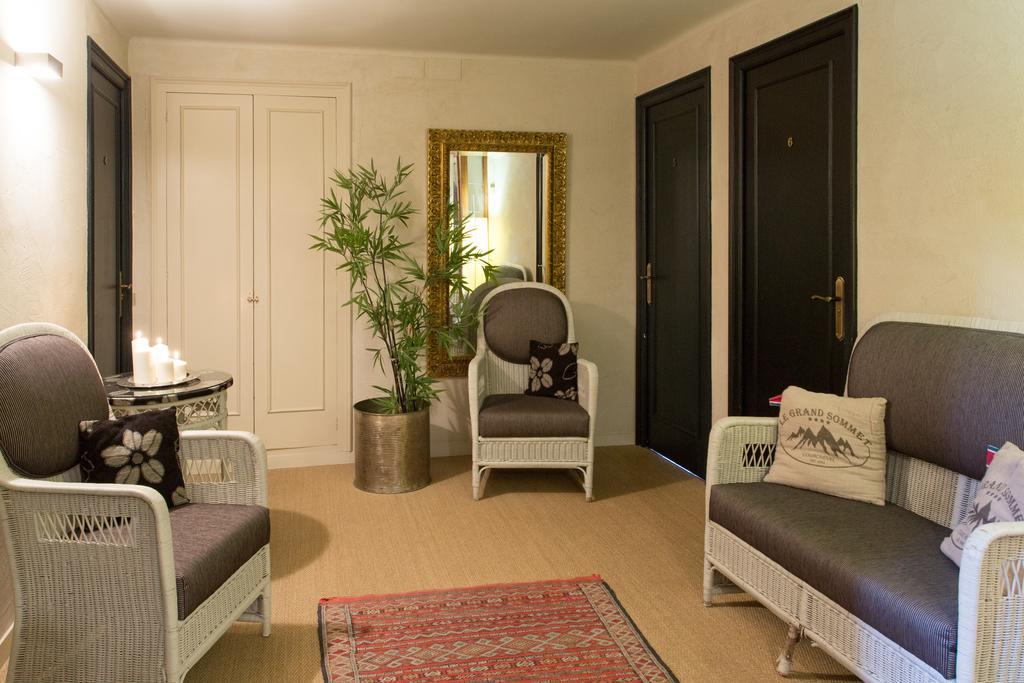 Hostal De La Placa Cabrils Bagian luar foto