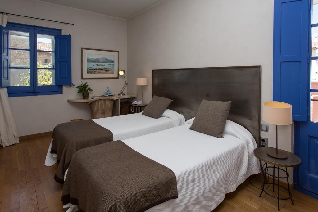 Hostal De La Placa Cabrils Bagian luar foto