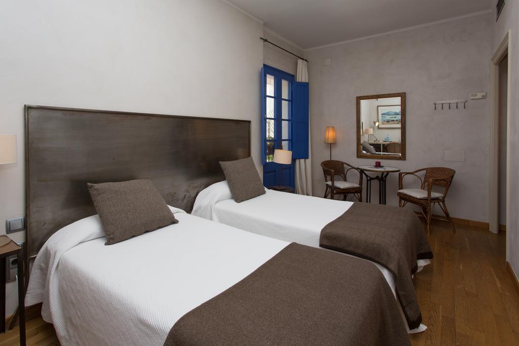 Hostal De La Placa Cabrils Bagian luar foto