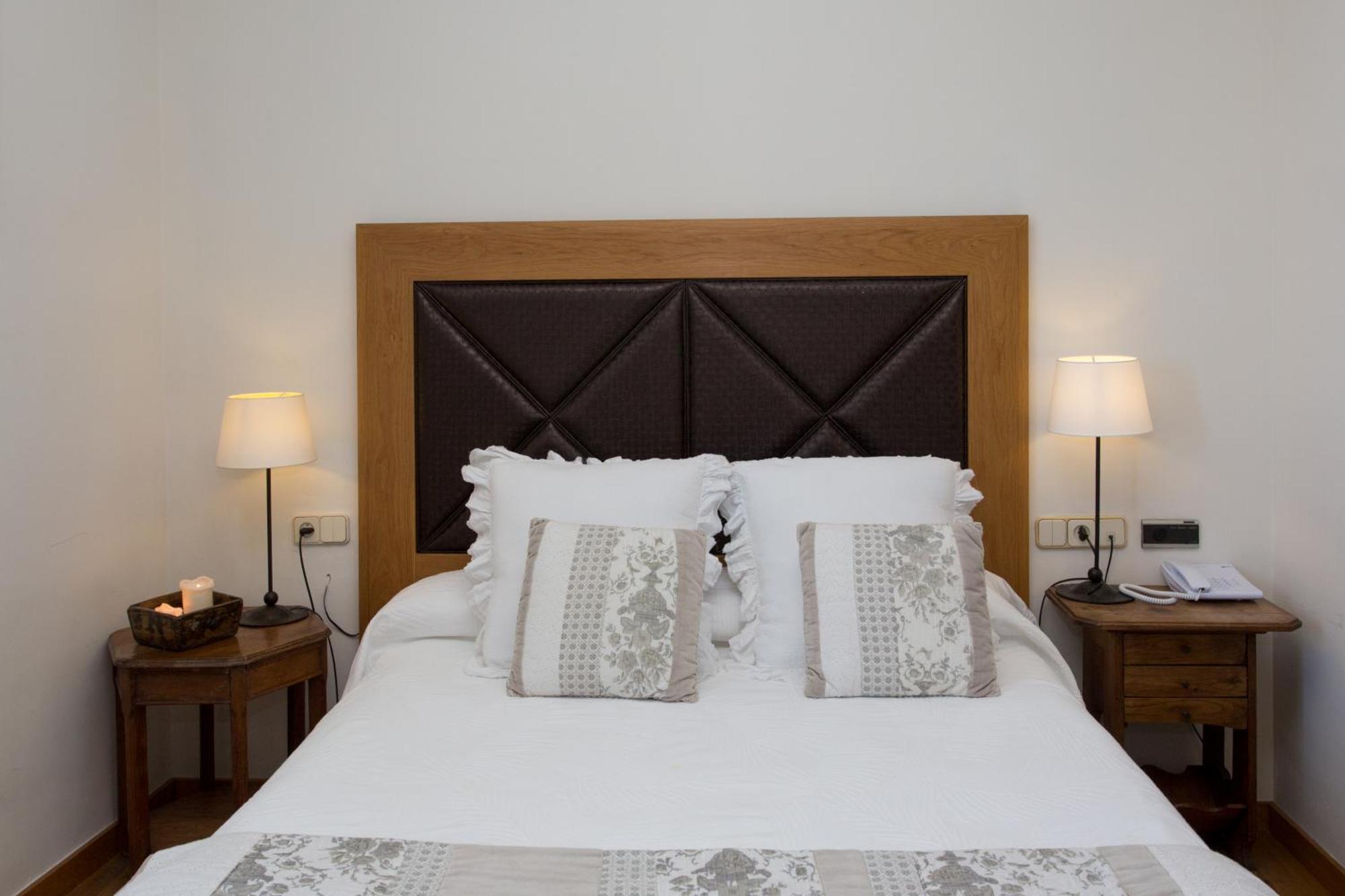 Hostal De La Placa Cabrils Bagian luar foto
