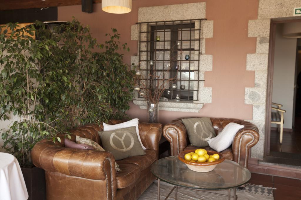 Hostal De La Placa Cabrils Bagian luar foto