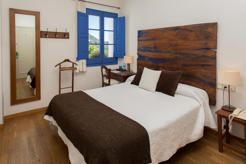 Hostal De La Placa Cabrils Bagian luar foto