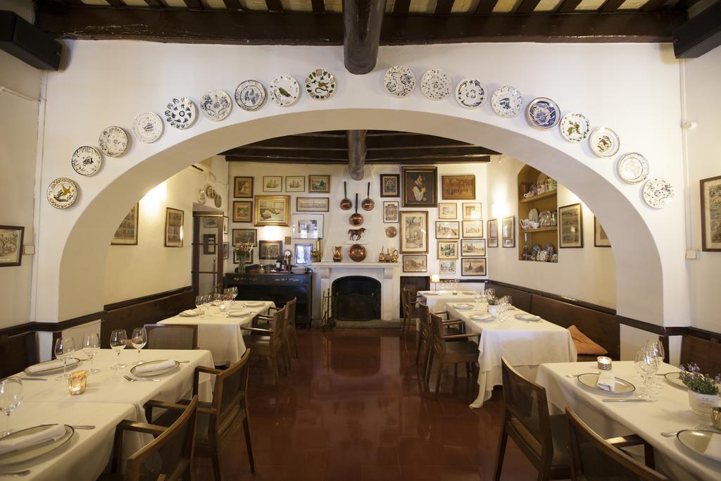 Hostal De La Placa Cabrils Bagian luar foto