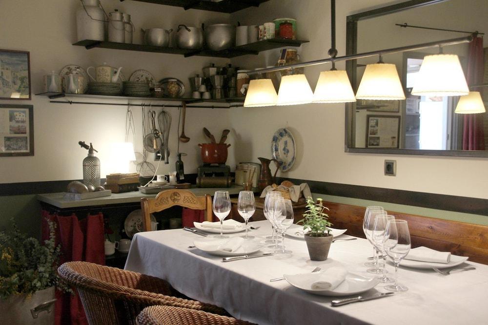 Hostal De La Placa Cabrils Bagian luar foto