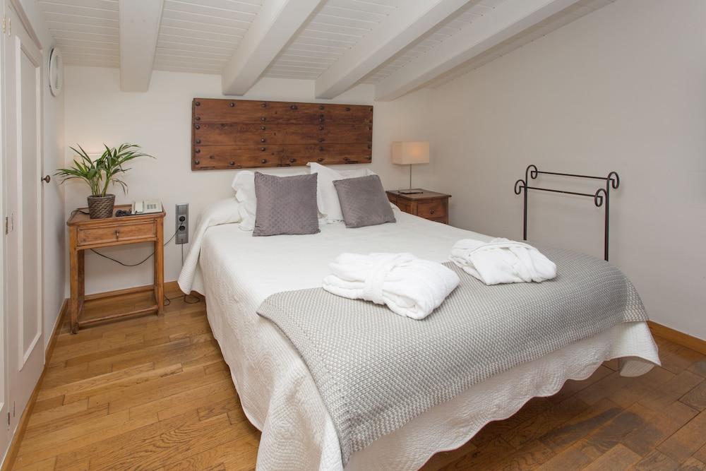 Hostal De La Placa Cabrils Bagian luar foto